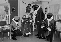 127585 Afbeelding van het bezoek van Sinterklaas aan het Wilhelmina Kinderziekenhuis (Nieuwegracht 137) te Utrecht.